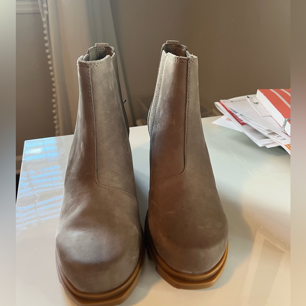 Sorel Joan of Arctic Wedge III Chelsea Boot size 6